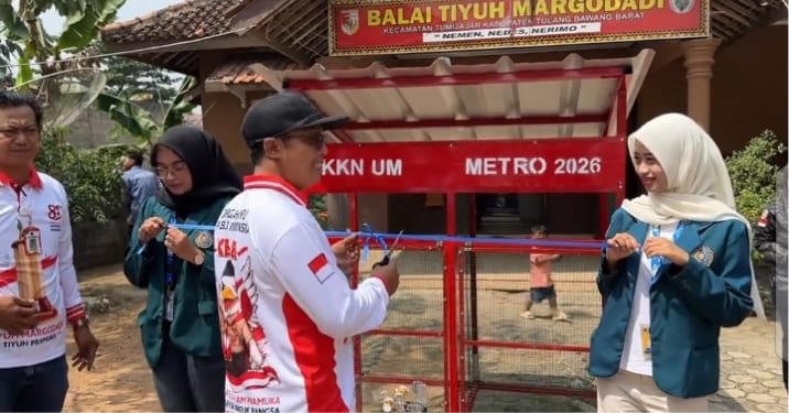 Kepalo Tiyuh Margodadi meresmikan bank sampah di Balai Tiyuh Margodadi