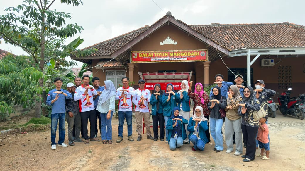Mahasiswa KKN UM Metro foto bersama dengan aparatur Tiyuh Margodadi