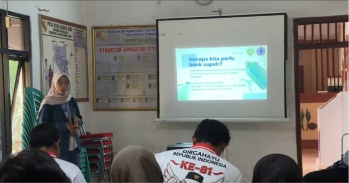 Mahasiswa KKN UM Metro memberikan edukasi tentang bank sampah